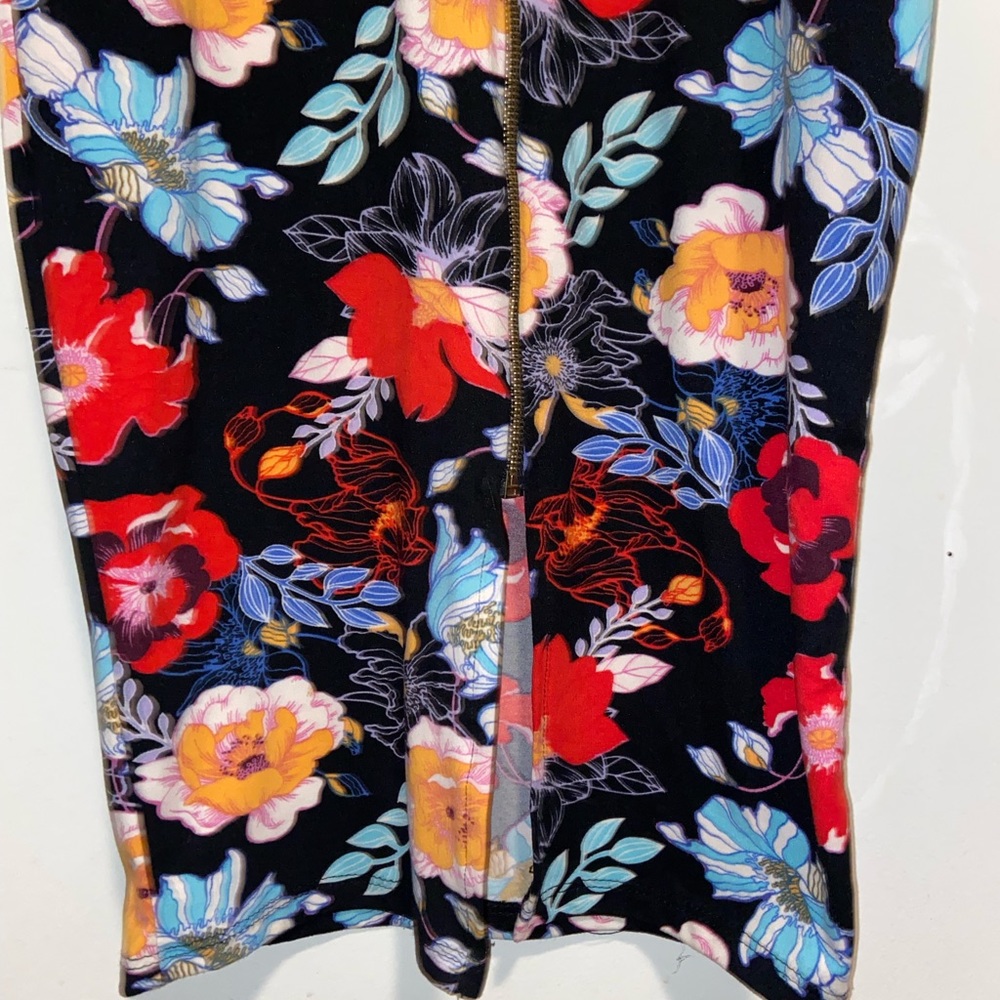I’m selling this Discovery dress, size S, floral pattern